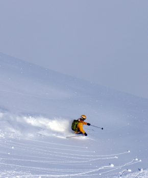 Esquiando fuera de los caminos trillados