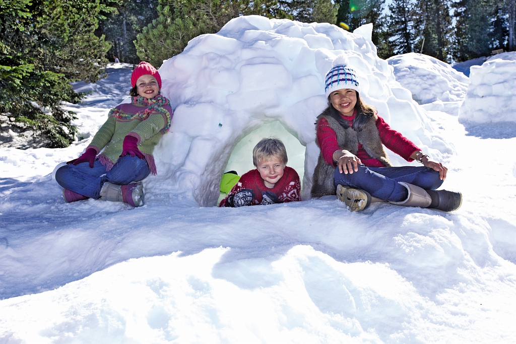 La construction d'igloo, activité neige enfants en Ariège Pyrénées