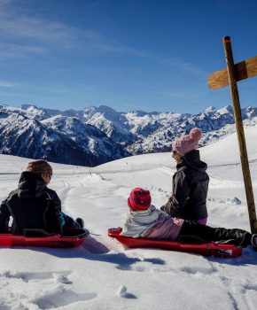 Vacaciones familiares de invierno en la nieve.