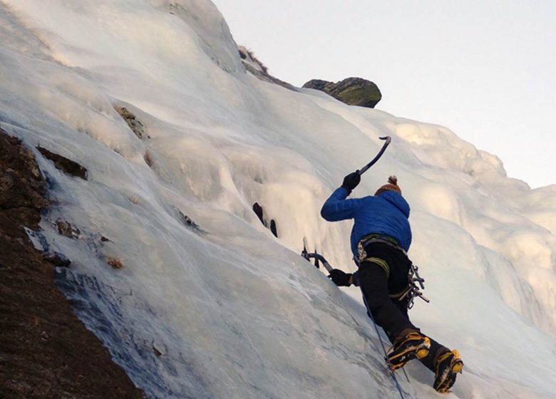 Muntanyisme i escalada en gel amb l’oficina de guies Pirineus Ariègeoises