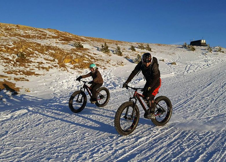 Fatbike ciclismo de montaña en la nieve con el Bureau des Guides des Pyrénées Ariègeoises
