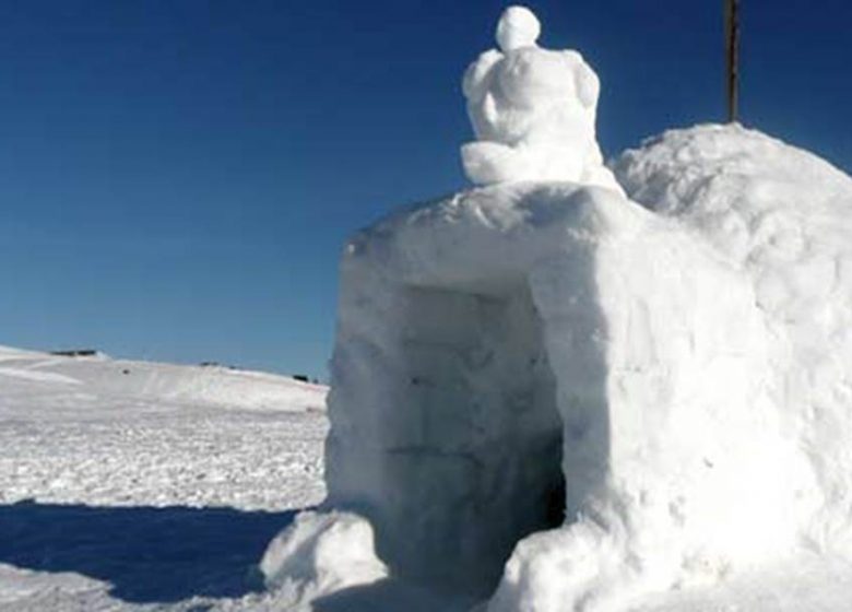 Igloo construction with Angaka Village Nordique