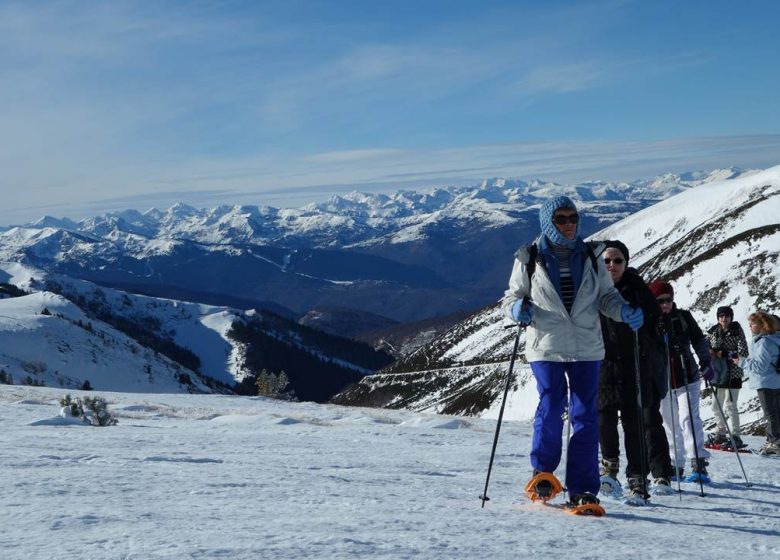 Snowshoeing with Angaka Village Nordique