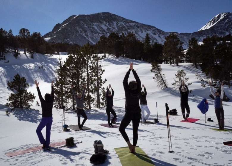 Caminata de yoga con raquetas de nieve con Planet Rando