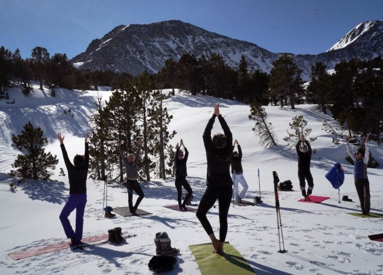 Raquetas de nieve, iniciación al esquí de travesía y Yoga en la montaña con Planet Rando