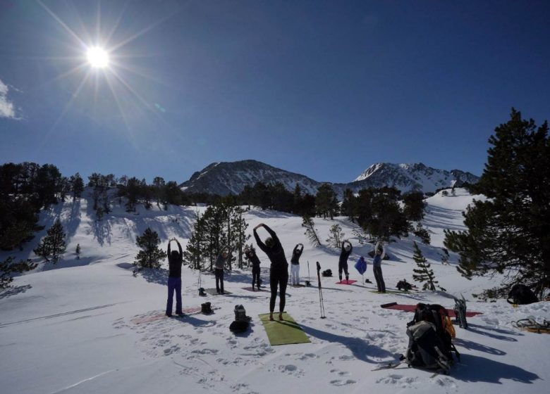 Raquetas de nieve, iniciación al esquí de travesía y Yoga en la montaña con Planet Rando