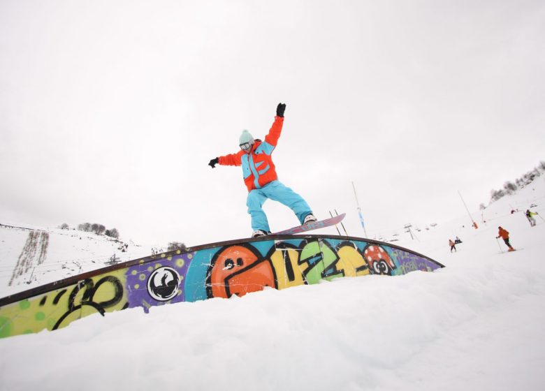 Snowboard lessons with ESF Guzet snow