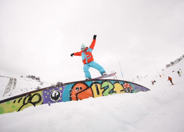 Clases de snowboard con nieve ESF Guzet