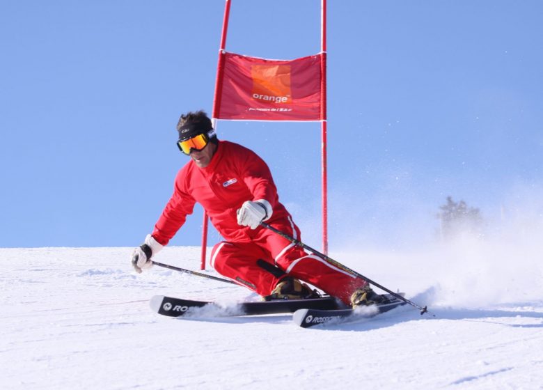 Entrenamiento de carreras de esquí con ESF Guzet Neige