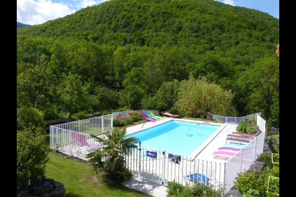 Venez profiter de la piscine chauffée dans un grand parc fleuri de 3000 m².