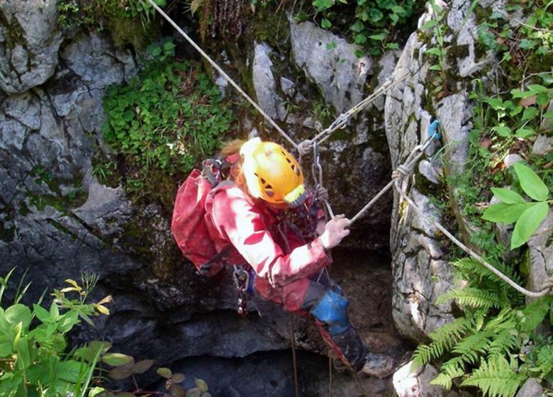 Speleologie met het bureau voor gidsen van Ariégeoises in de Pyreneeën