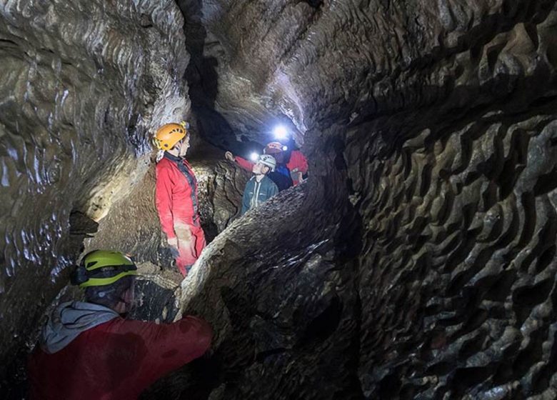 Speleologie met het bureau voor gidsen van Ariégeoises in de Pyreneeën