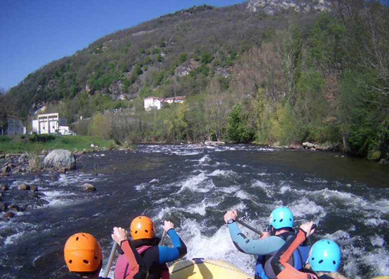 Raften met het bureau voor gidsen van Ariégeoises in de Pyreneeën