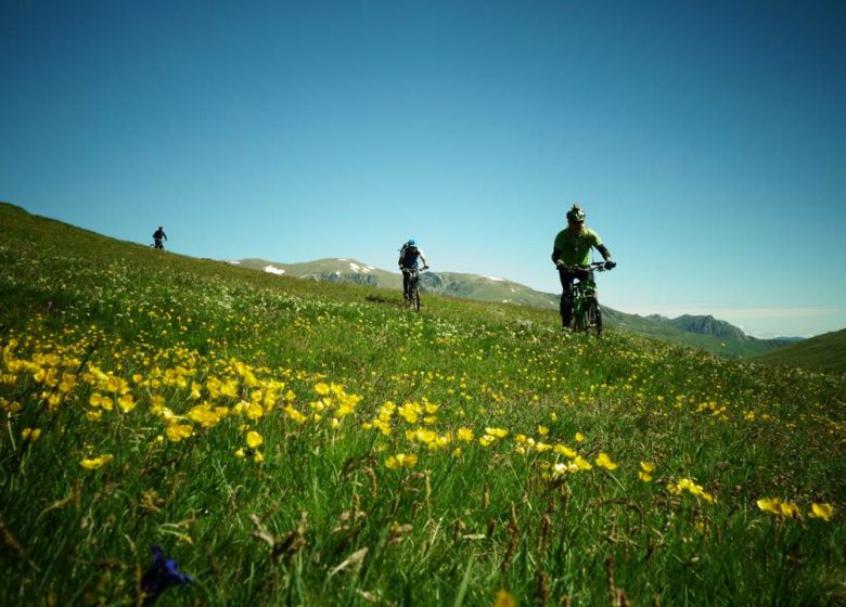 Ciclismo de montaña con la Oficina de Guías de los Pirineos Ariègeoises – Escuela MCF (Instructor de ciclismo francés)