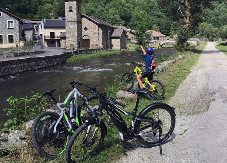 Mountain biking with the Pyrenees Ariègeoises Guides Office – MCF School (French Cycling Instructor)