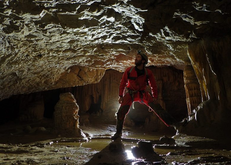 Espeleologia amb Aquí i en altres llocs