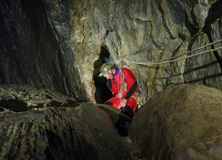 Espeleologia amb Aquí i en altres llocs