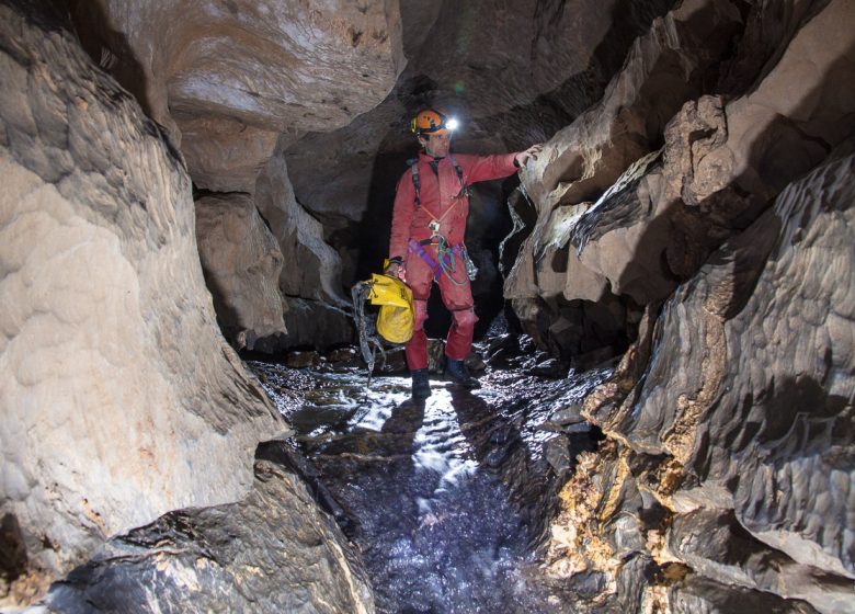 Espeleología con Vertikarst