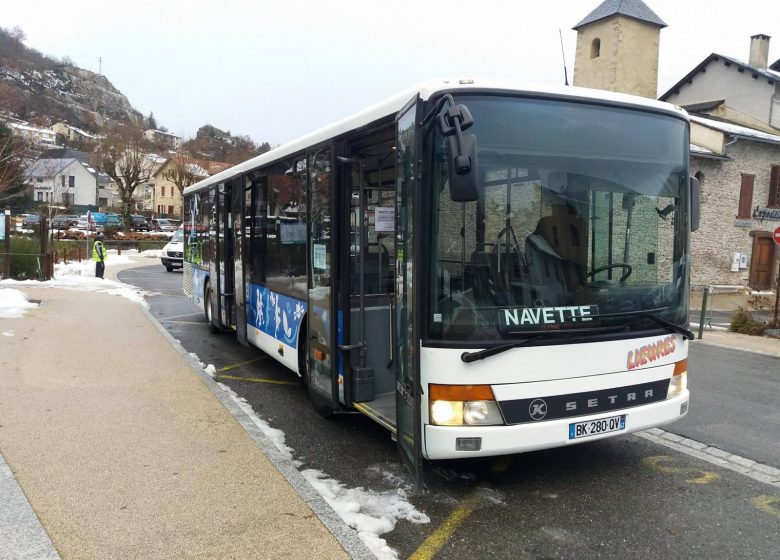 Autobús parado entre la estación y la góndola en invierno