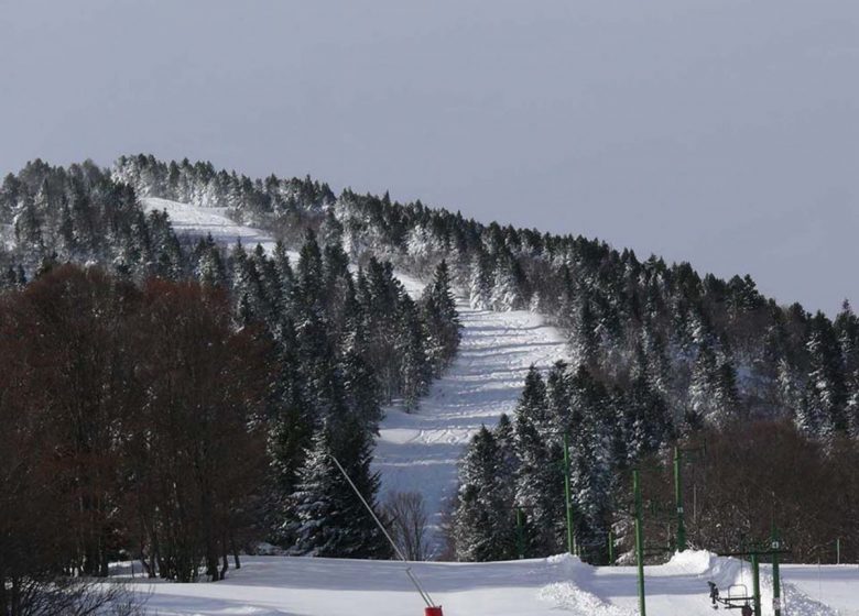 Verhuur van skimateriaal in het resort van Mijanès Donezan