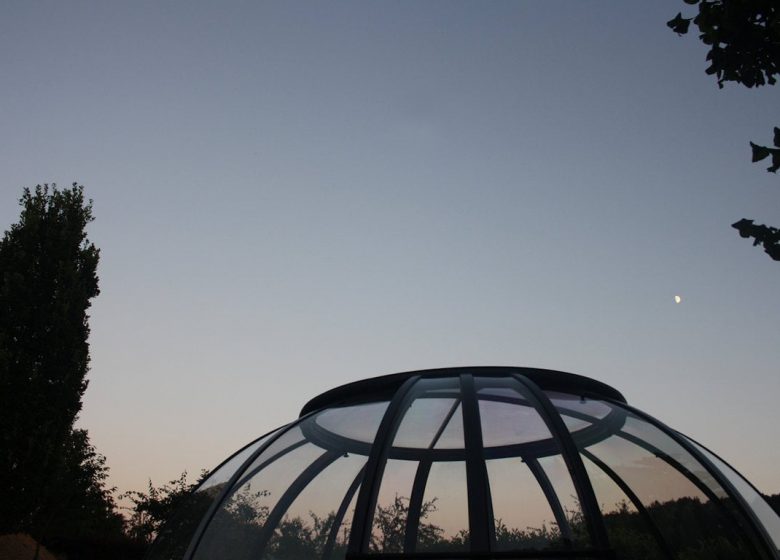 Cúpula acristalada en el campo.