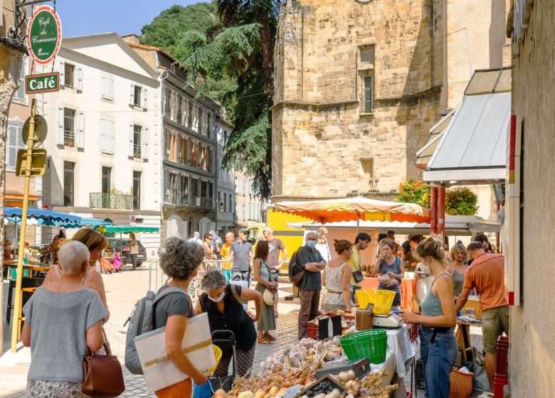 Large Friday market in Foix