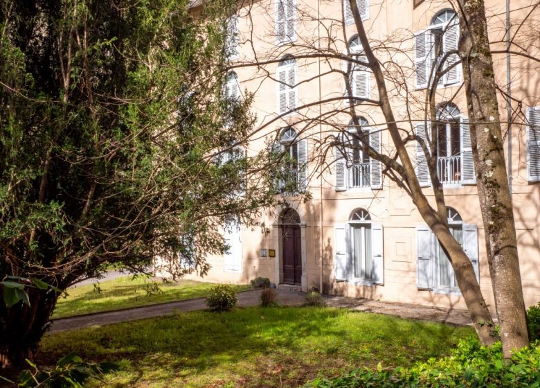 La pierre au bord de l’eau – Gîte près de la cure Ornolac Ussat-les-Bains