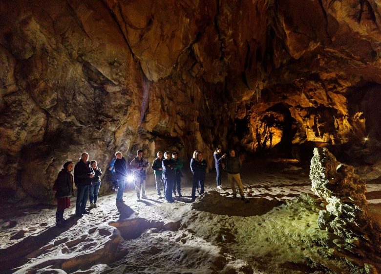 Escursione sotterranea nella grotta di Lombrives